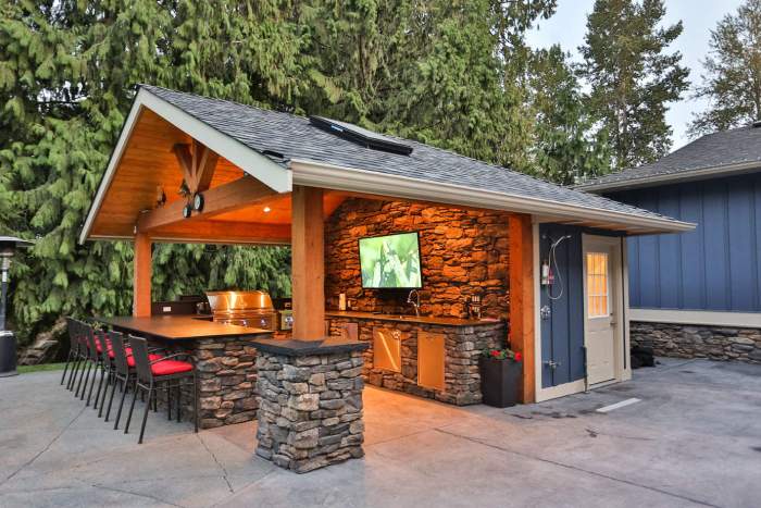 Outdoor kitchen installation